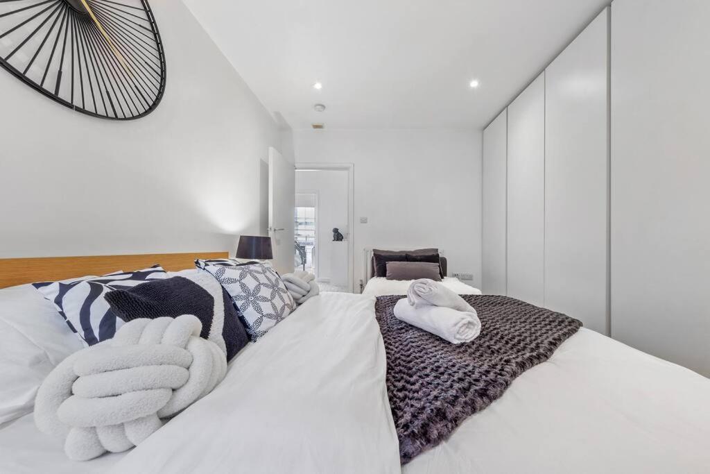 3 Bedroom Flat In Haymarket London Sleeps 14 Hy1 Bagian luar foto