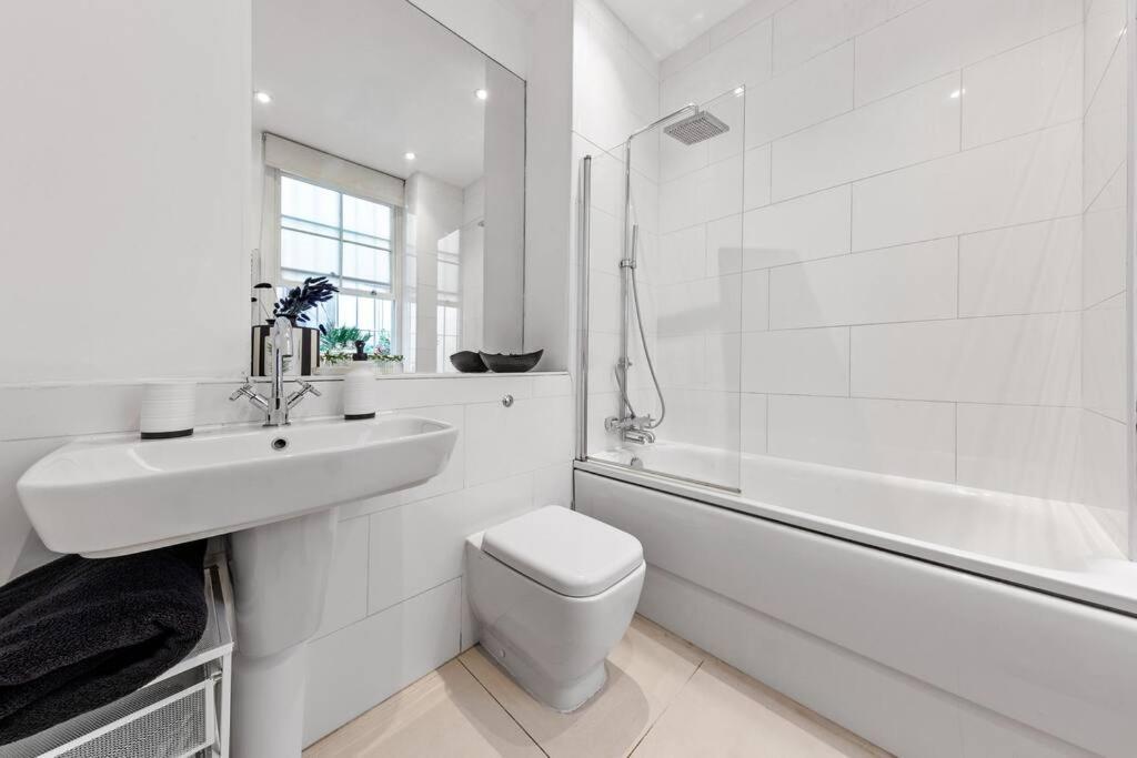 3 Bedroom Flat In Haymarket London Sleeps 14 Hy1 Bagian luar foto