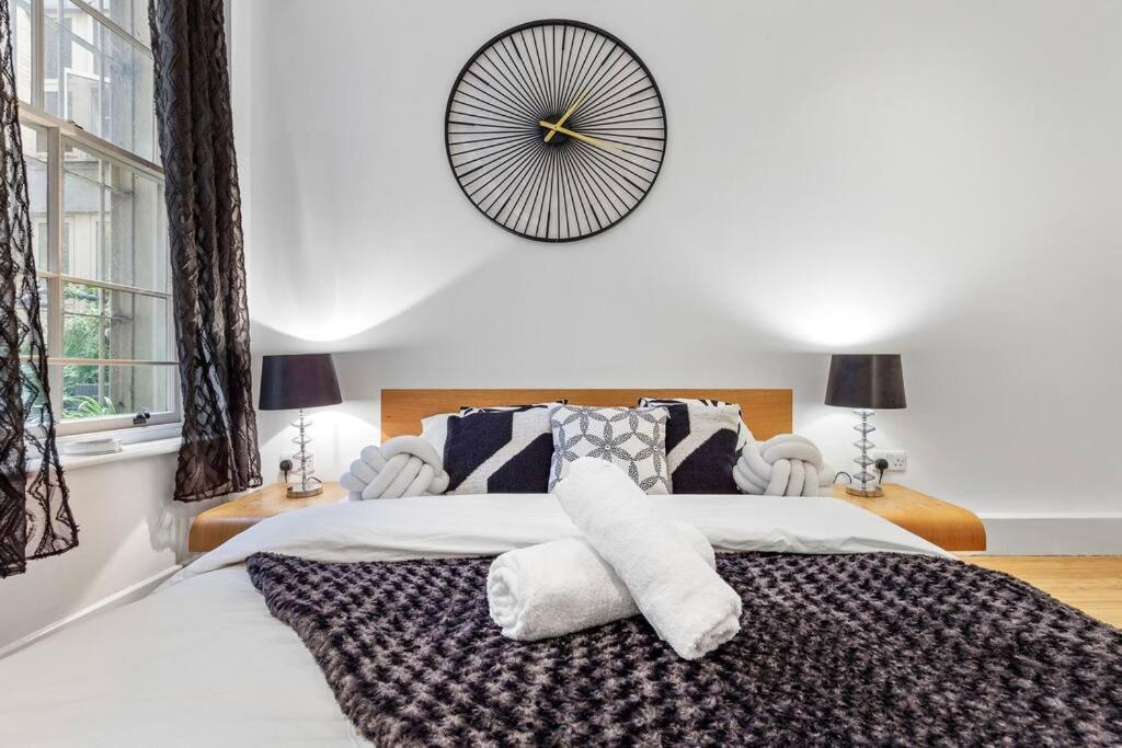 3 Bedroom Flat In Haymarket London Sleeps 14 Hy1 Bagian luar foto